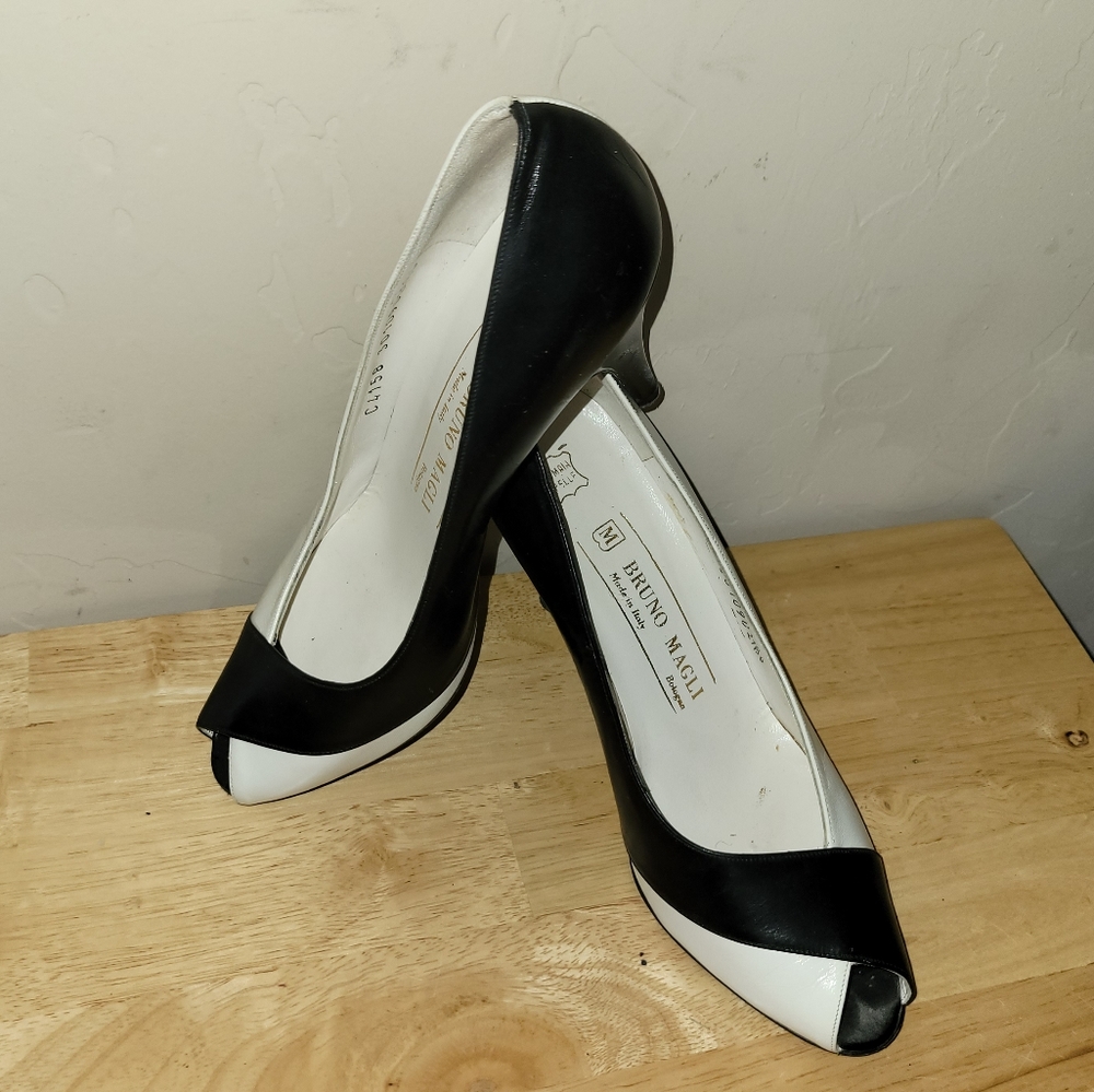 Vintage Bruno Magli pickaboo heels size 6
